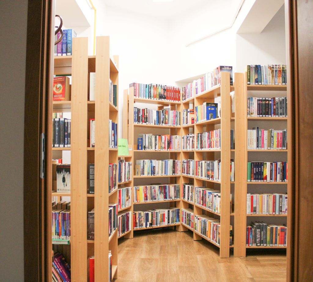 Regały z książkami