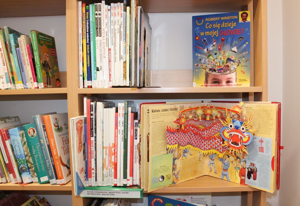 Regał z książkami dla książek