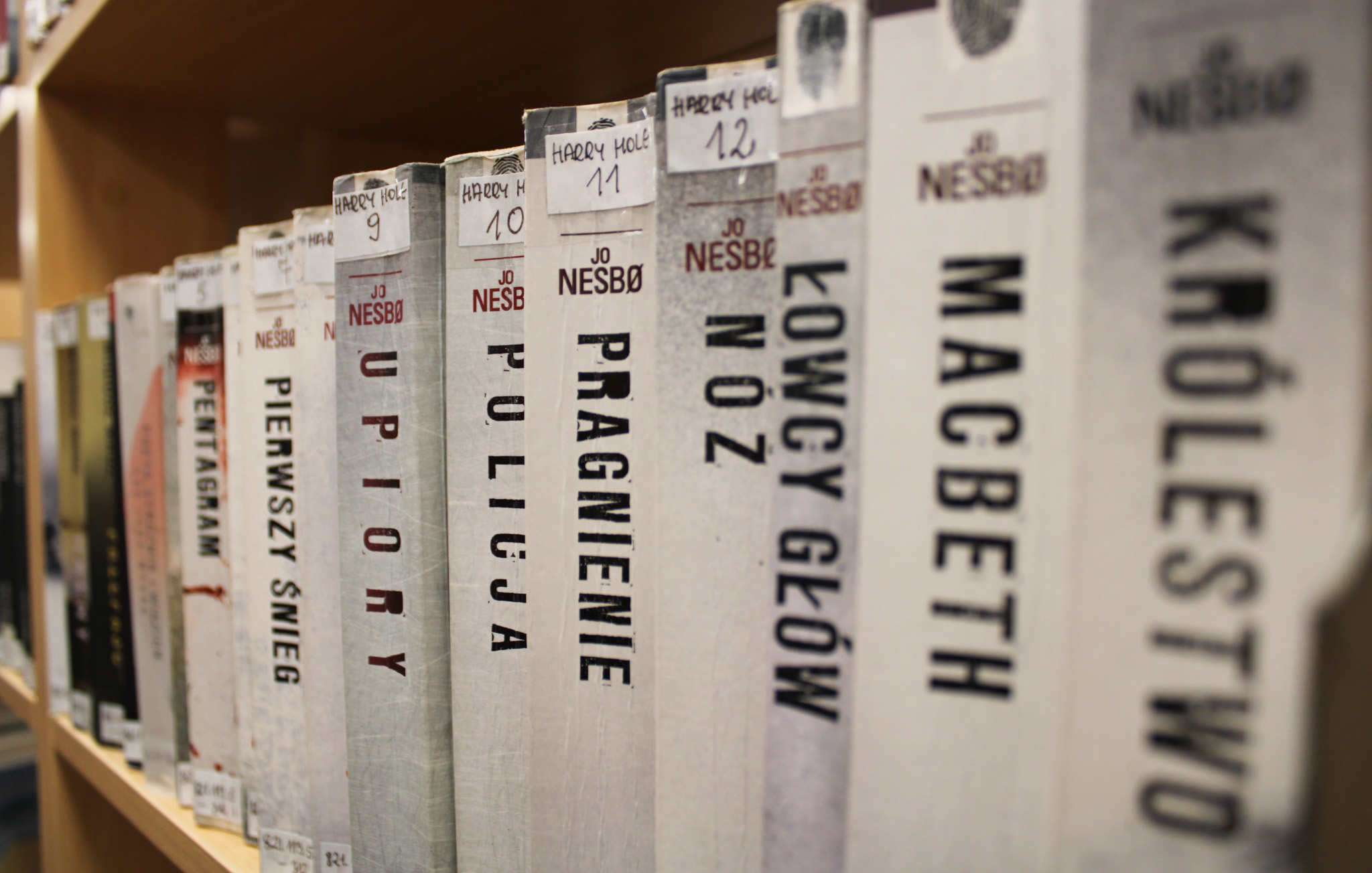 Książki na regale w przybliżeniu