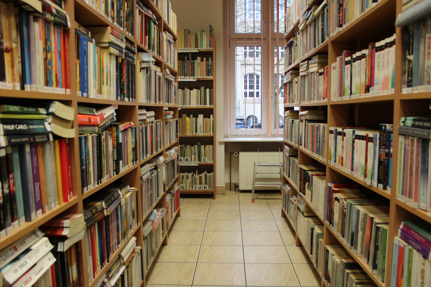 Regały z książkami w bibliotece