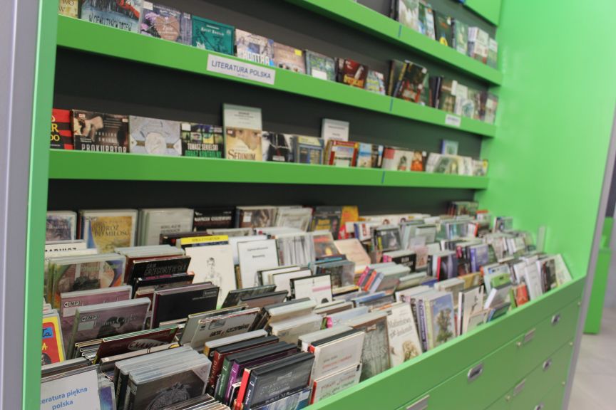 Regał z audiobookami