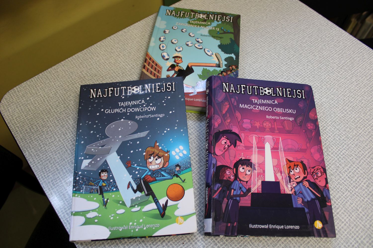 Trzy książki dla dzieci leżące na stole