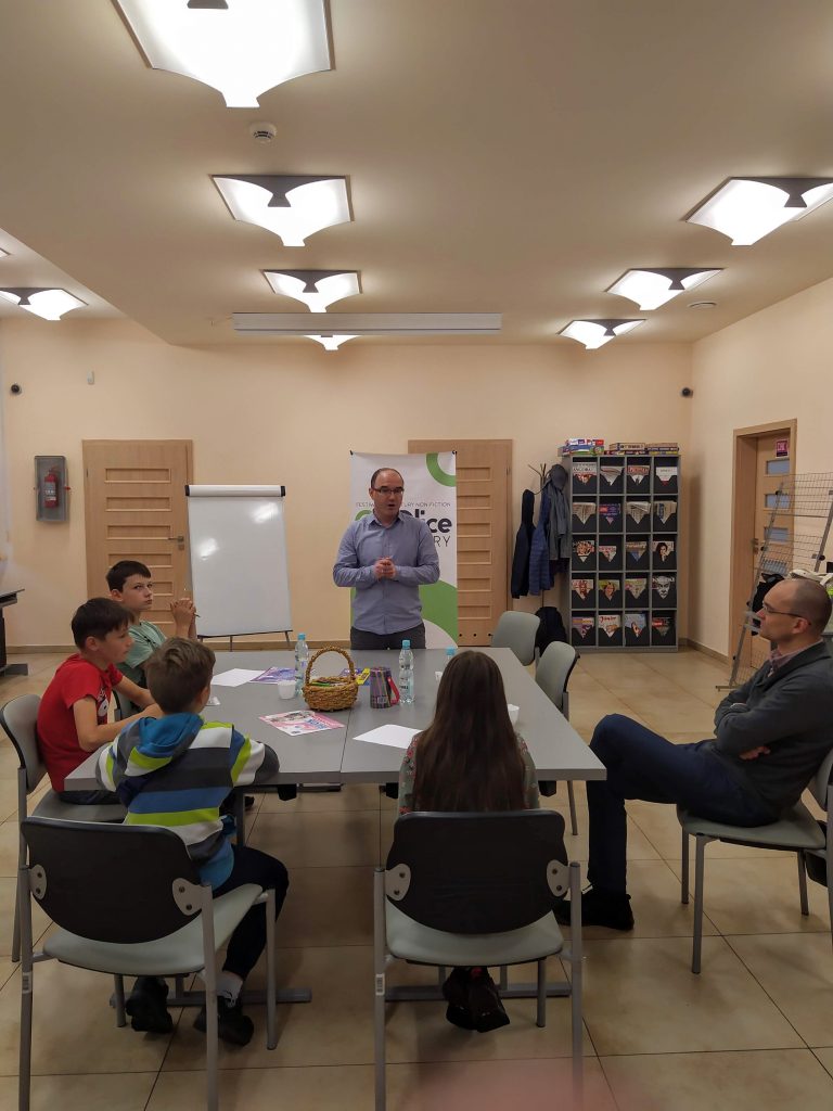 Dzieci na warsztatach z Danielem Odiją