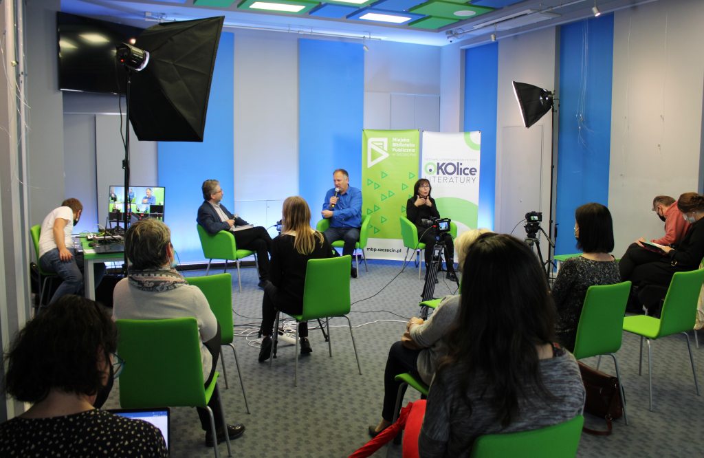 Spotkanie autorskie tłumaczone na język migowy