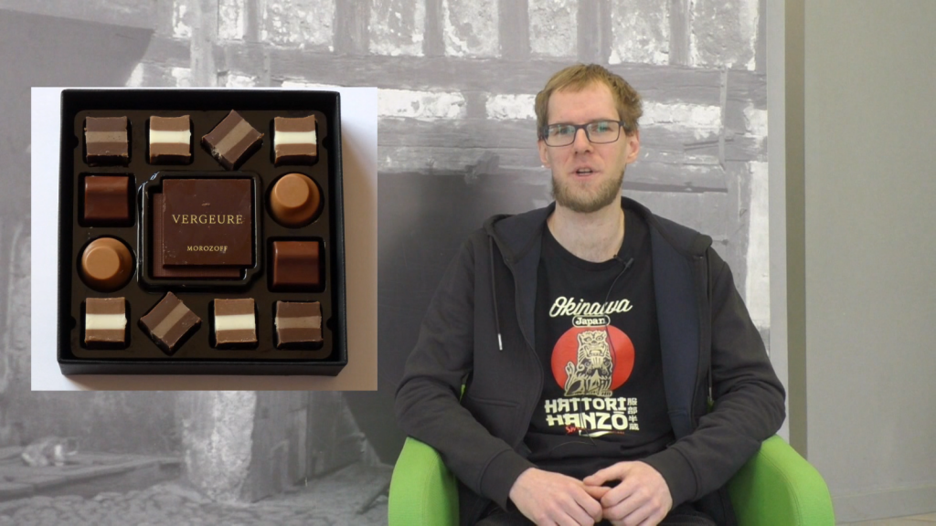 Bibliotekarz opowiadający o Walentynkach w Azji.