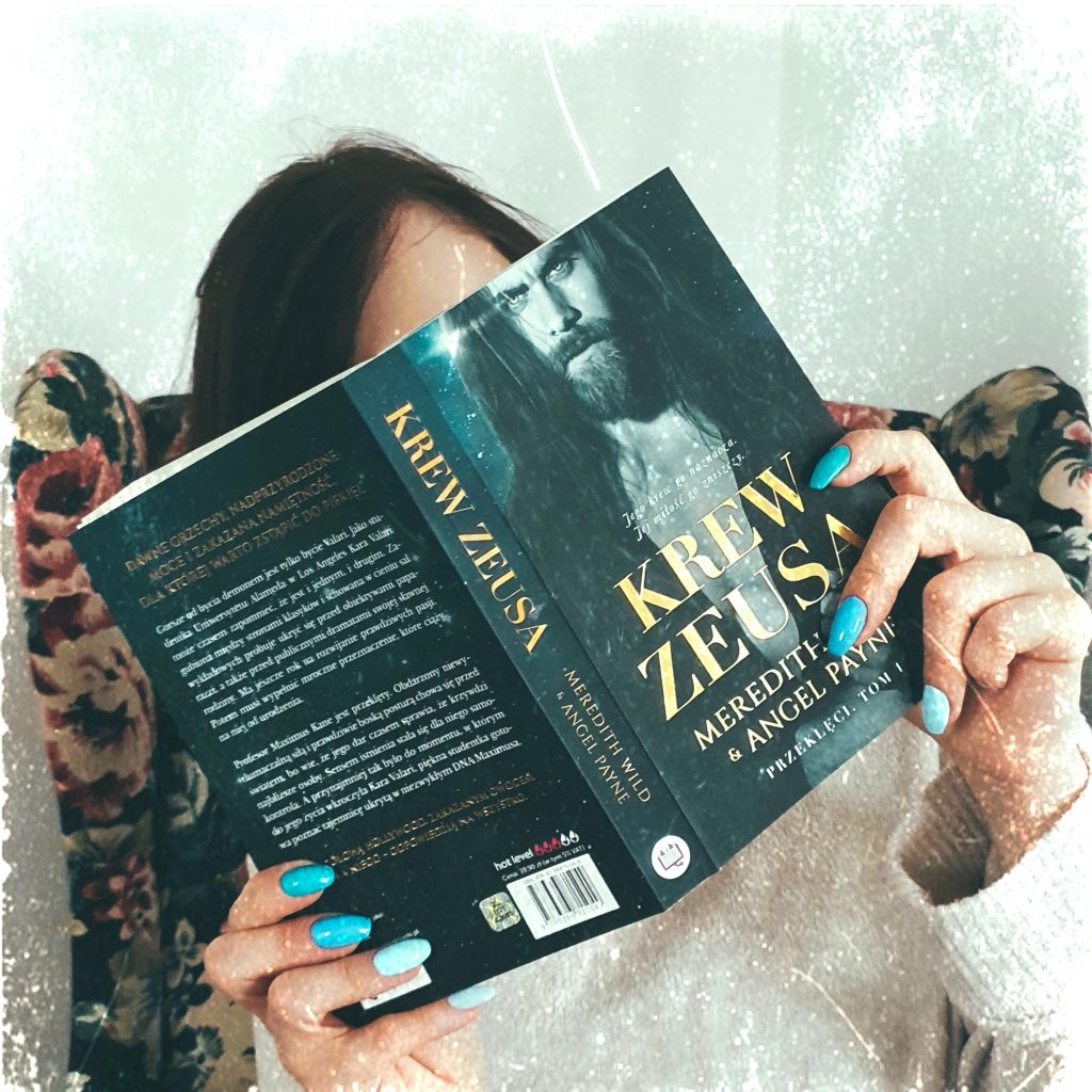 dziewczyna zasłania się książką "Krew Zeusa"