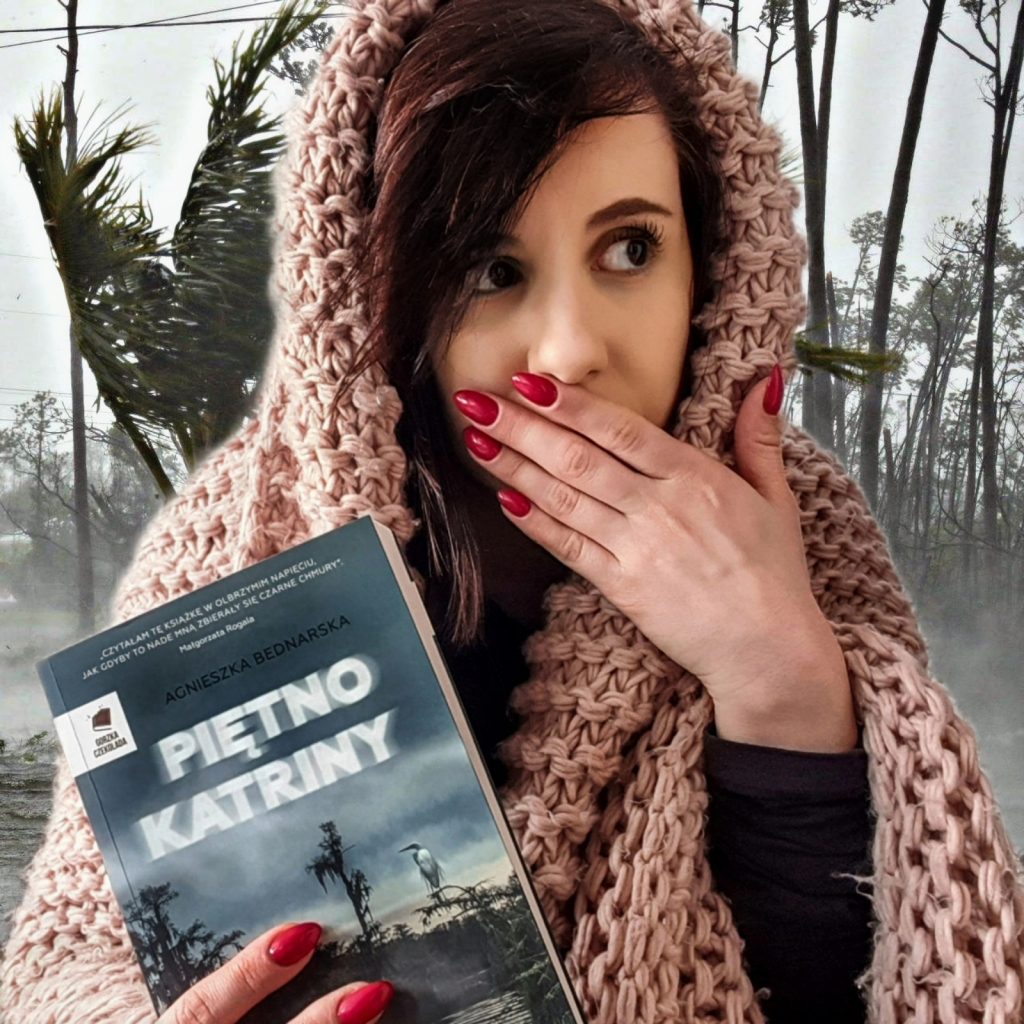 zdjęcie dziewczyny trzymającej książkę