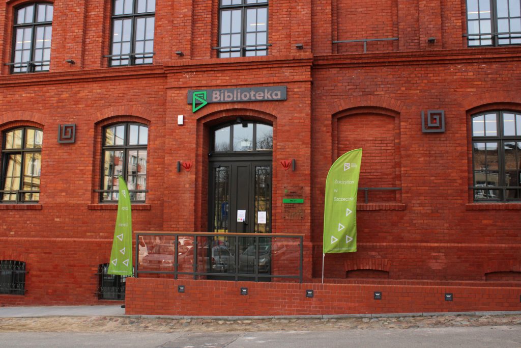 front ceglanego budynku z napisem biblioteka