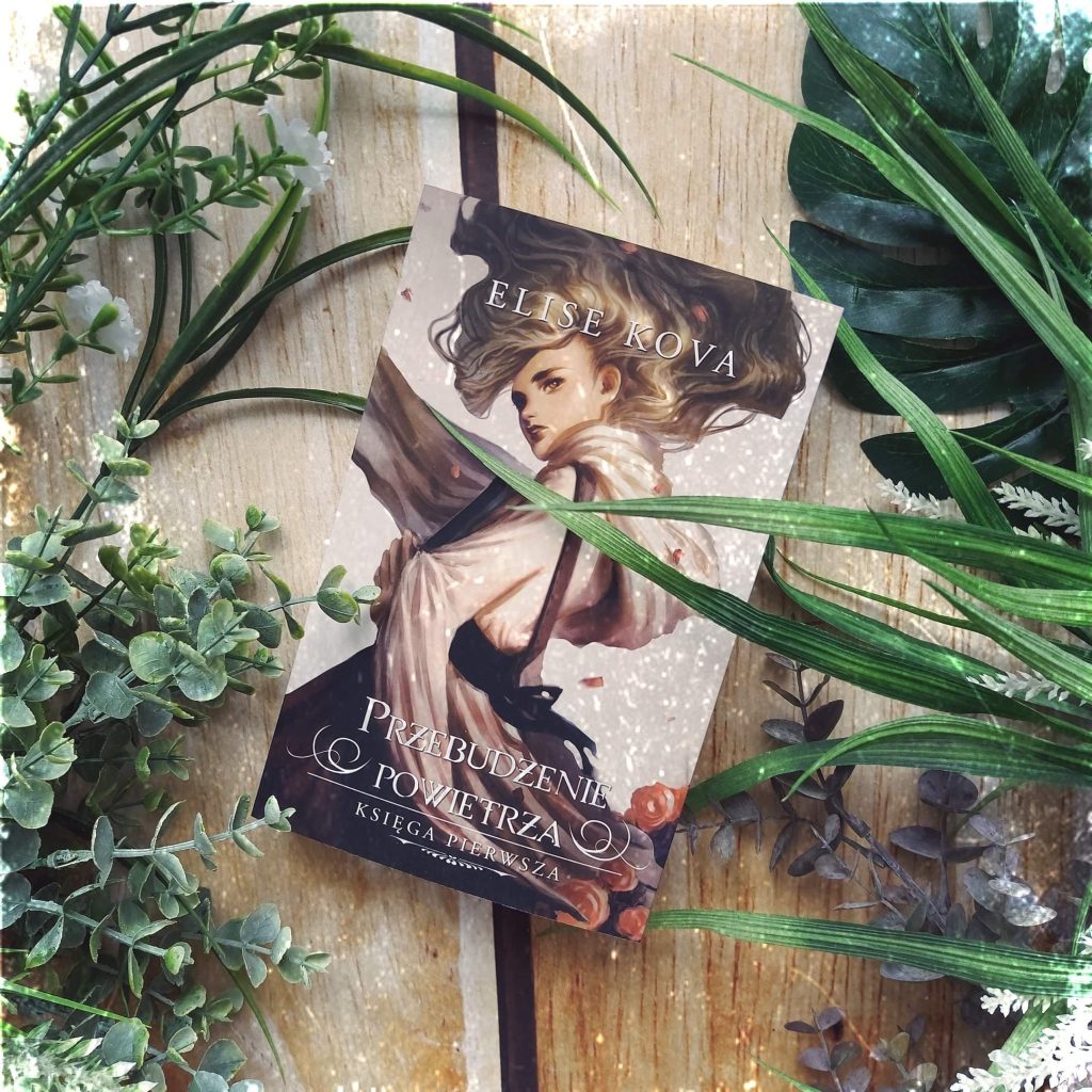 książka otoczona roślinami