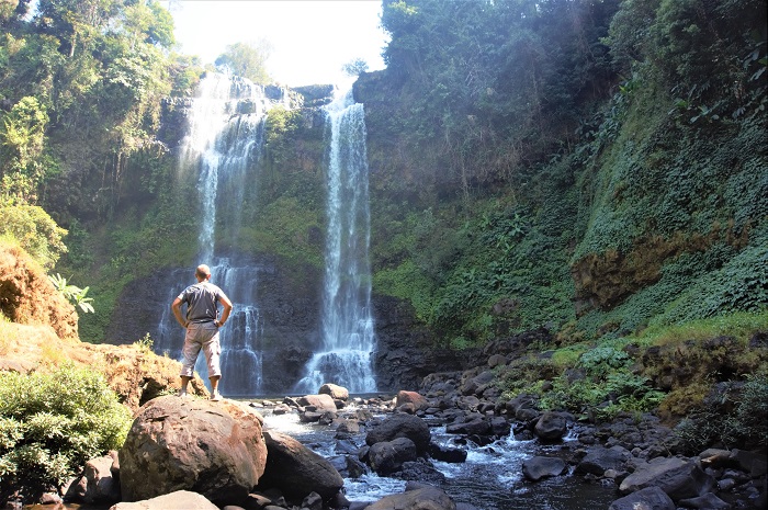 mężczyzna na tle wodospadu