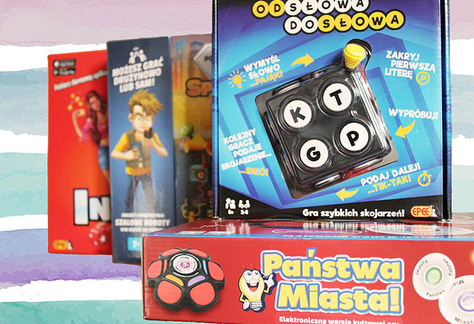 Zdjęcie prezentuje gry planszowe, ustawione jedna za drugą.