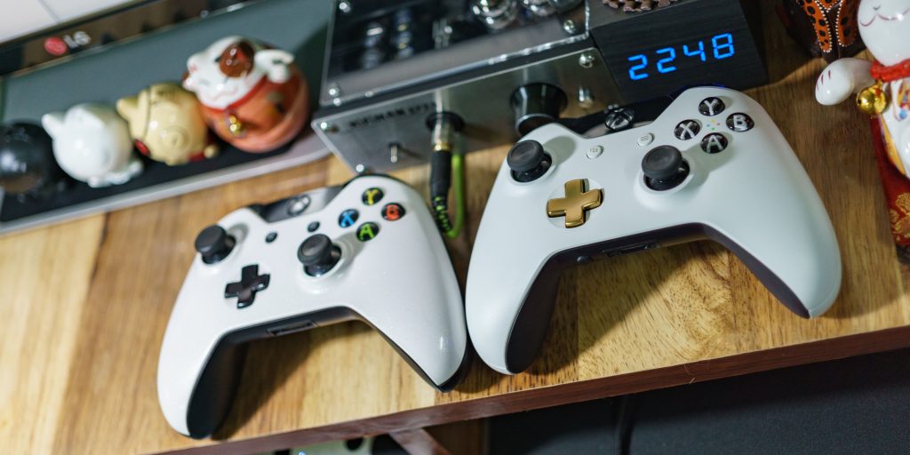 Dwa pady do konsoli do gier