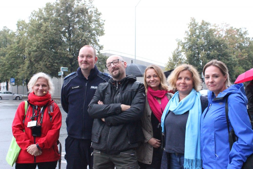 grupa uśmiechniętych ludzi na spacerze