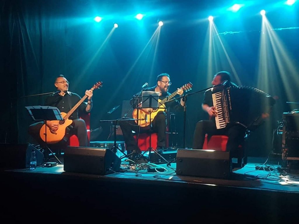 3 muzycy grają na scenie