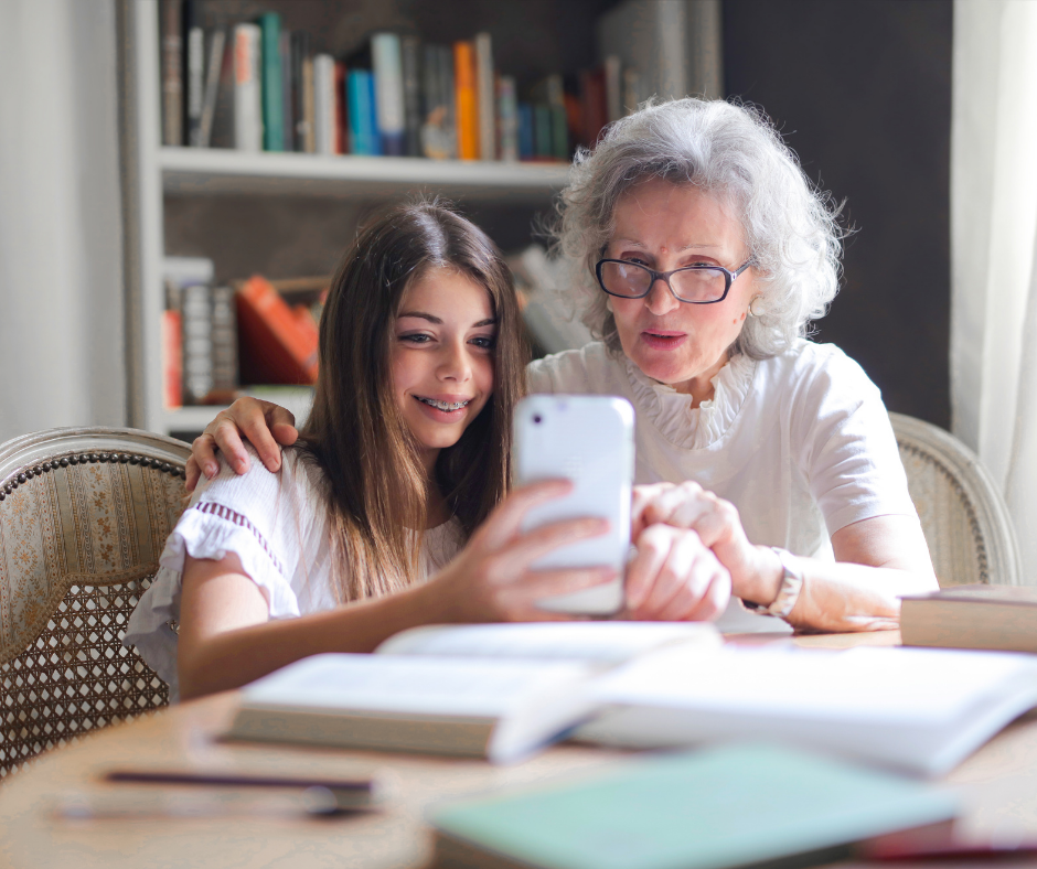 starsza osoba z dzieckiem