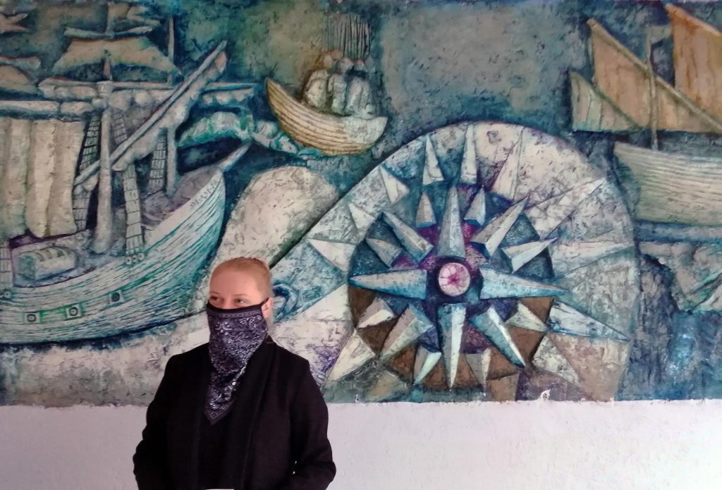 osoba stojąca obok muralu