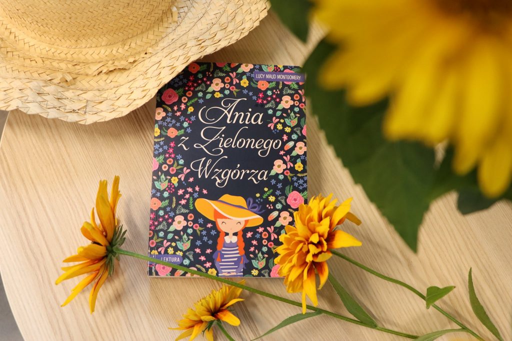 kompozycja książki i kwiatów