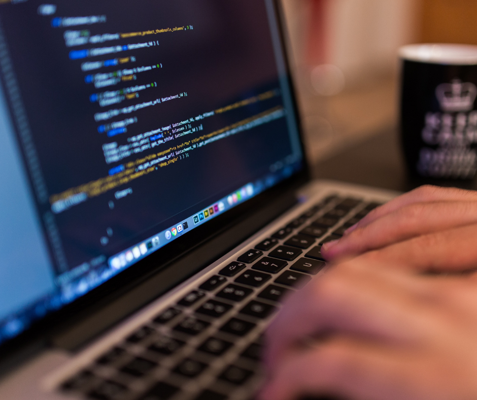 zbliżenie na dłonie osoby pracującej przy komputerze