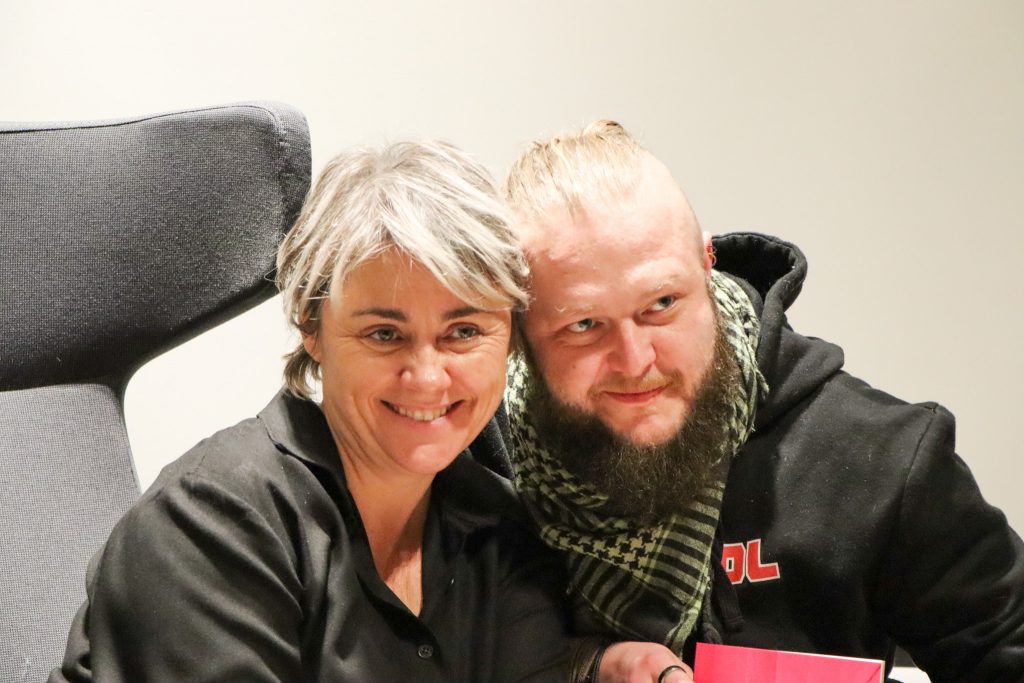 Prowadzący spotkanie oraz gościni pozują do zdjęcia