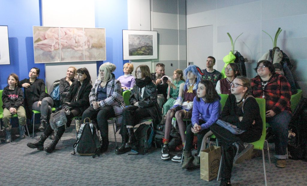 Grupa ludzi na spotkaniu o mandze