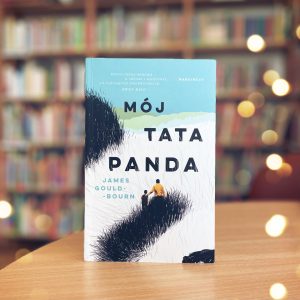 Na blacie wyeksponowana książka 