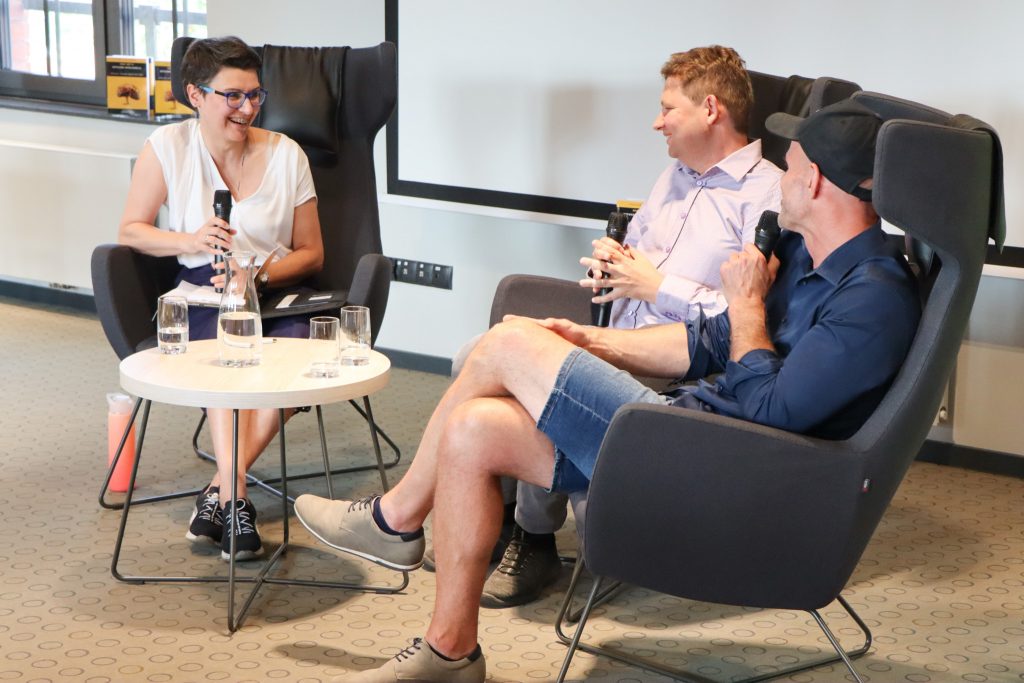 Prowadząca spotkanie z autorami