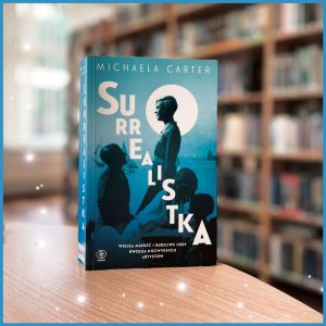 na blacie wyeksponowana książka 