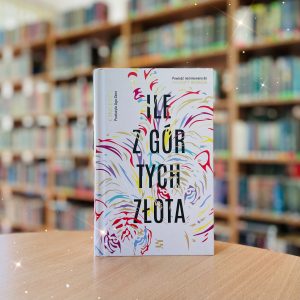 Na stoliku wyeksponowana książka 